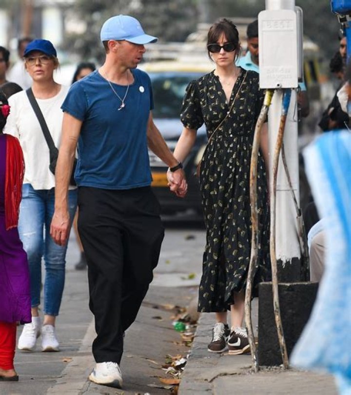 The Significant Age Difference Between Dakota Johnson And Chris Martin: Exploring The Dynamics
