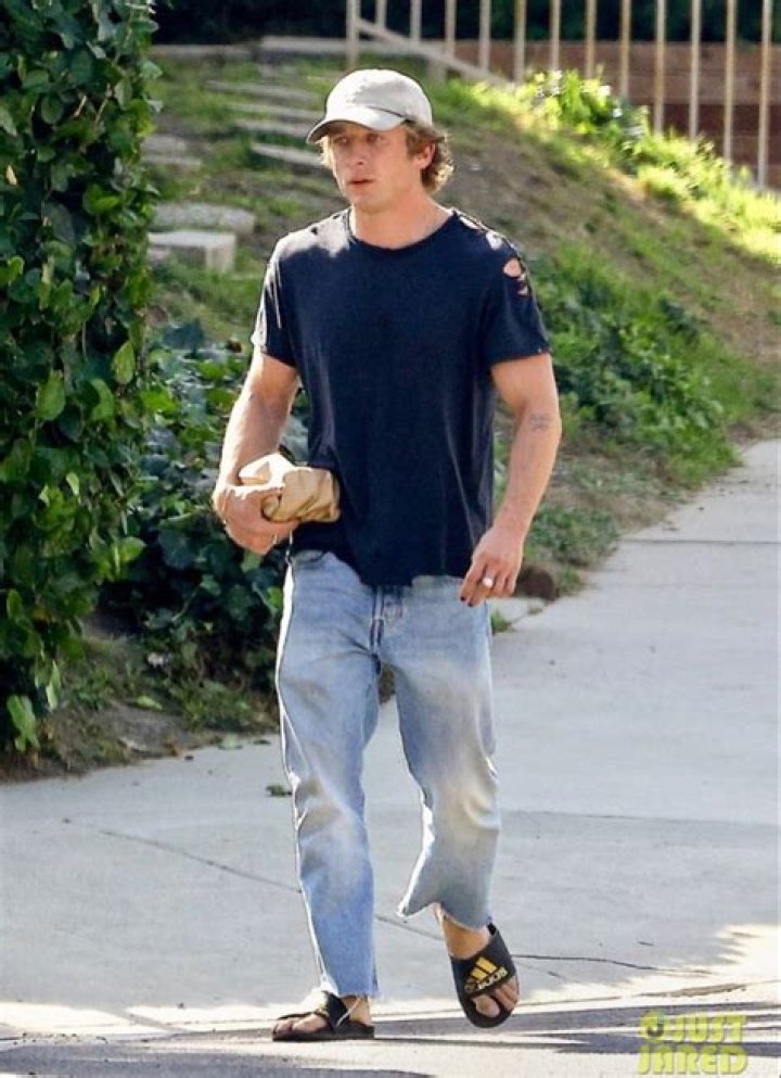 Discovering Jeremy Allen White's Feet: A Unique Perspective