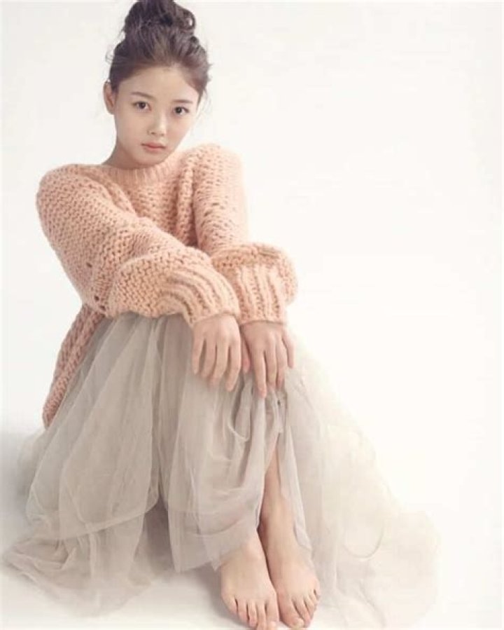 Exploring The Elegance Of Kim Yoo-jung's Feet