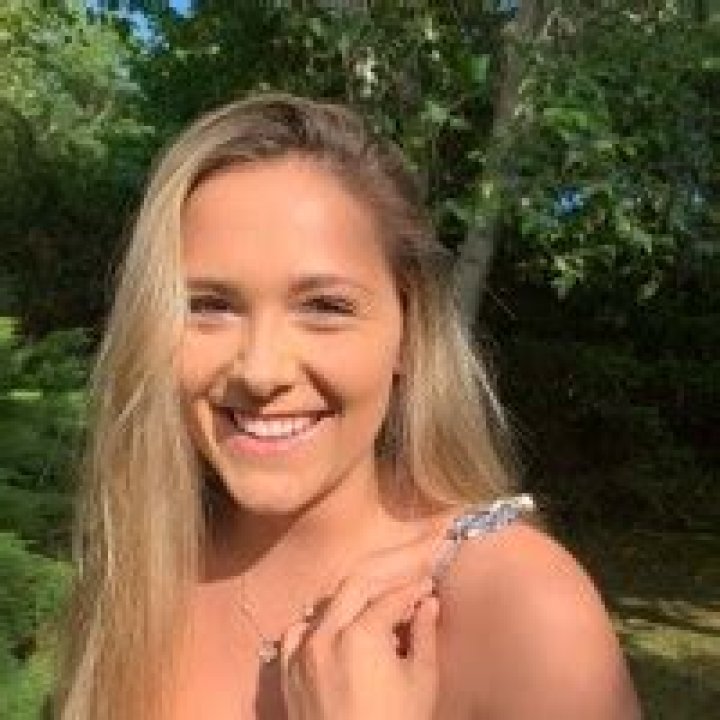 Minna Cohen: A Renowned Writer And Critic