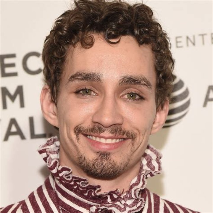 Exploring The Romantic Life Of Robert Sheehan